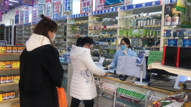 桂溪街道南新社区对零售药店执行退烧药实名登记的情况进行检查