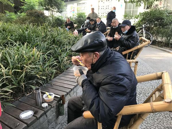 20210119一碗腊八粥 温暖一座城——桂溪街道大源社区热心企业发放腊八粥 (1).JPG