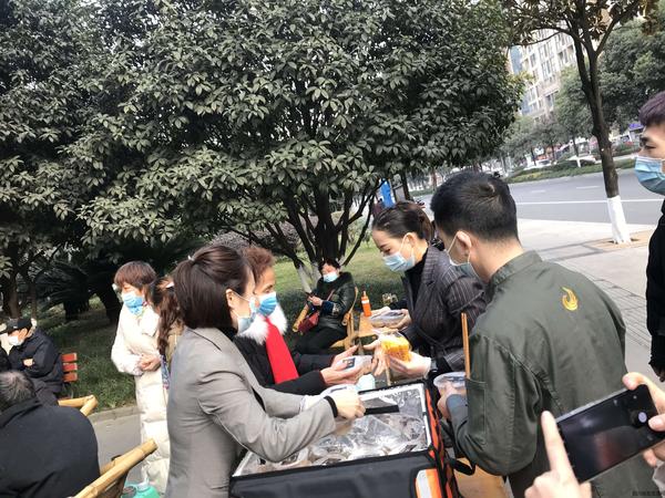 20210119一碗腊八粥 温暖一座城——桂溪街道大源社区热心企业发放腊八粥 (2).JPG