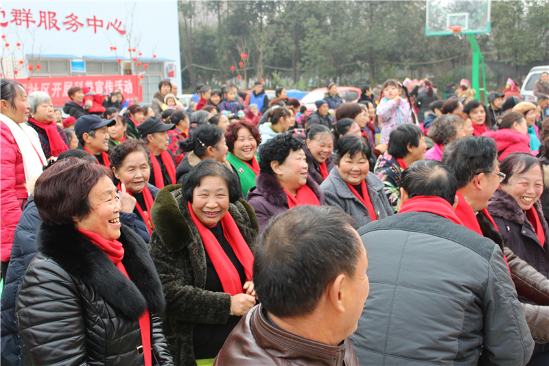 台上的节目让居民笑的合不拢嘴.jpg