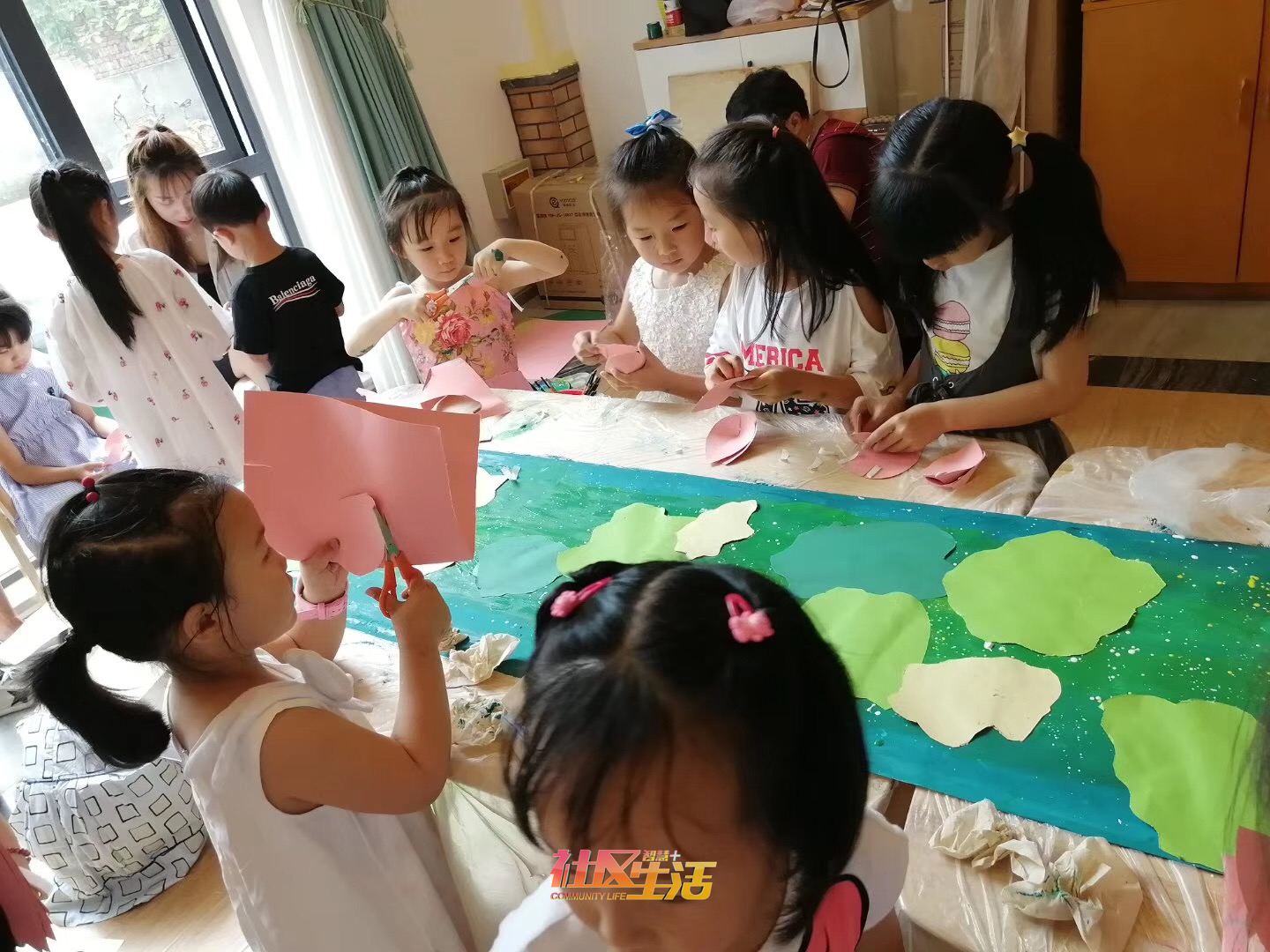 老师带领青少年和家长们开展【荷塘月色】大型DIY亲子主题创作.jpg