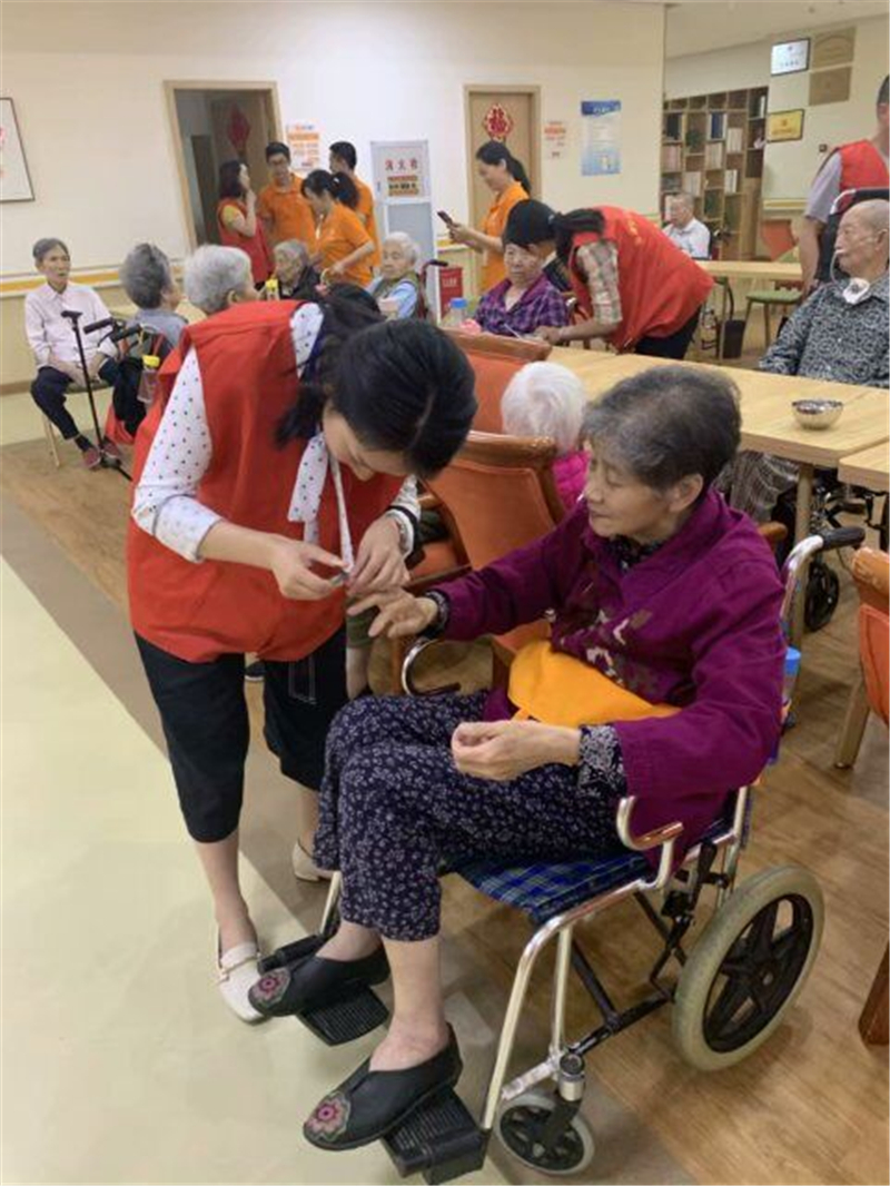 为老人修剪指甲.jpg
