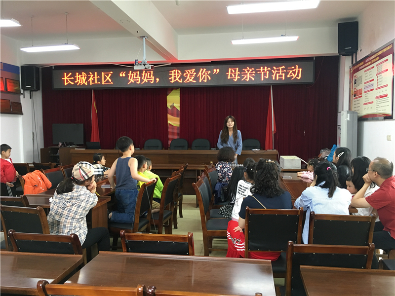 老师为小朋友们讲解母亲节及口红制作要点.JPG