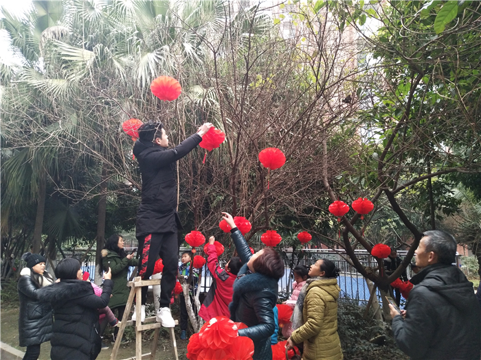 2东林社区“增光添彩活动-写挂灯笼.jpg