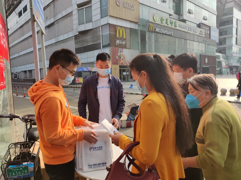 草市街街道宁夏街社区疫中送口罩春日暖人心