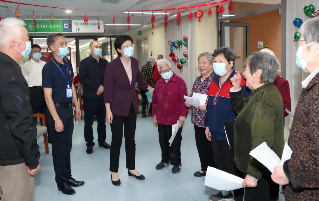 施小琳等市领导在成都市第二社会福利院调研养老服务工作并看望慰问老年人