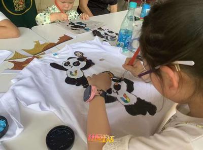 中和街道蒲草社区儿童之家系列活动之“爱成都·迎大运”手绘T恤亲子活动