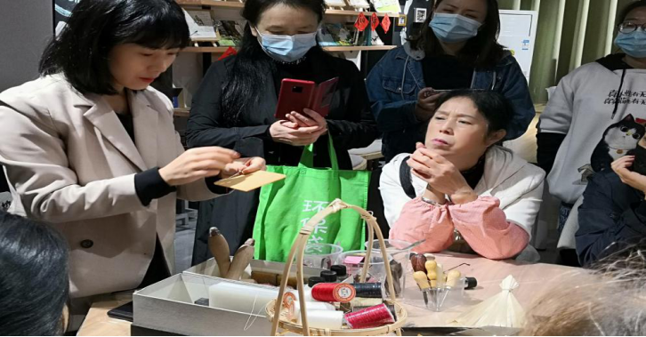 照片2 光华街道东坡路社区“逸趣东坡 体验民俗文化”手工皮具DIY活动.png