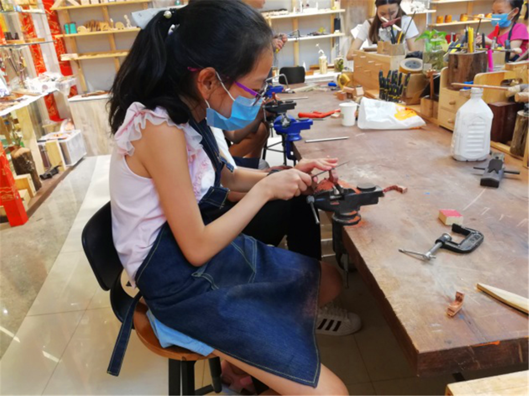 西御河街道东御河社区关爱儿童木工厂手工制作成都市第三期社区雏鹰